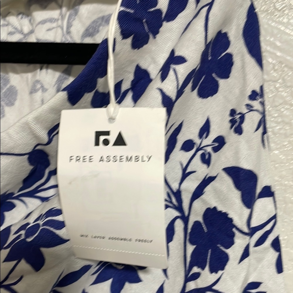 Free Assembly Chic Blue Floral A-Line Skirt NWT - Picture 5 of 6